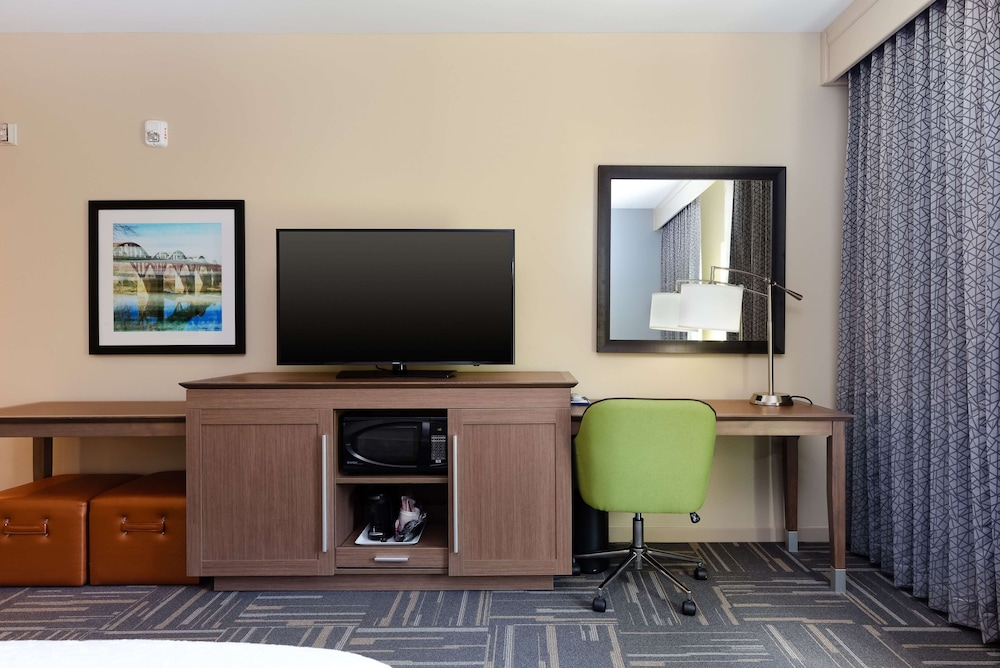 Room, 1 King Bed, Refrigerator & Microwave photo 1