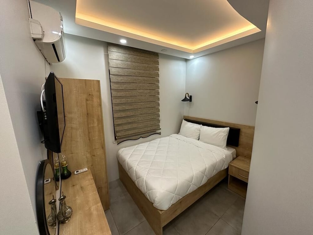 Basic Room, 1 Queen Bed photo 1