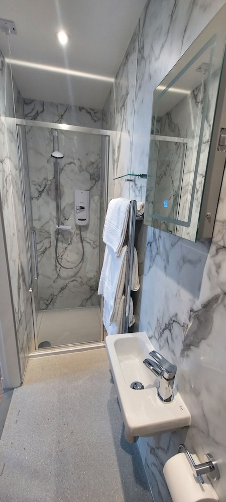 Twin Room, 1 Bedroom, Private Bathroom (Room1) photo 2