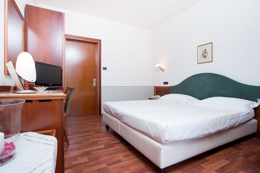 Standard Double or Twin Room photo 2