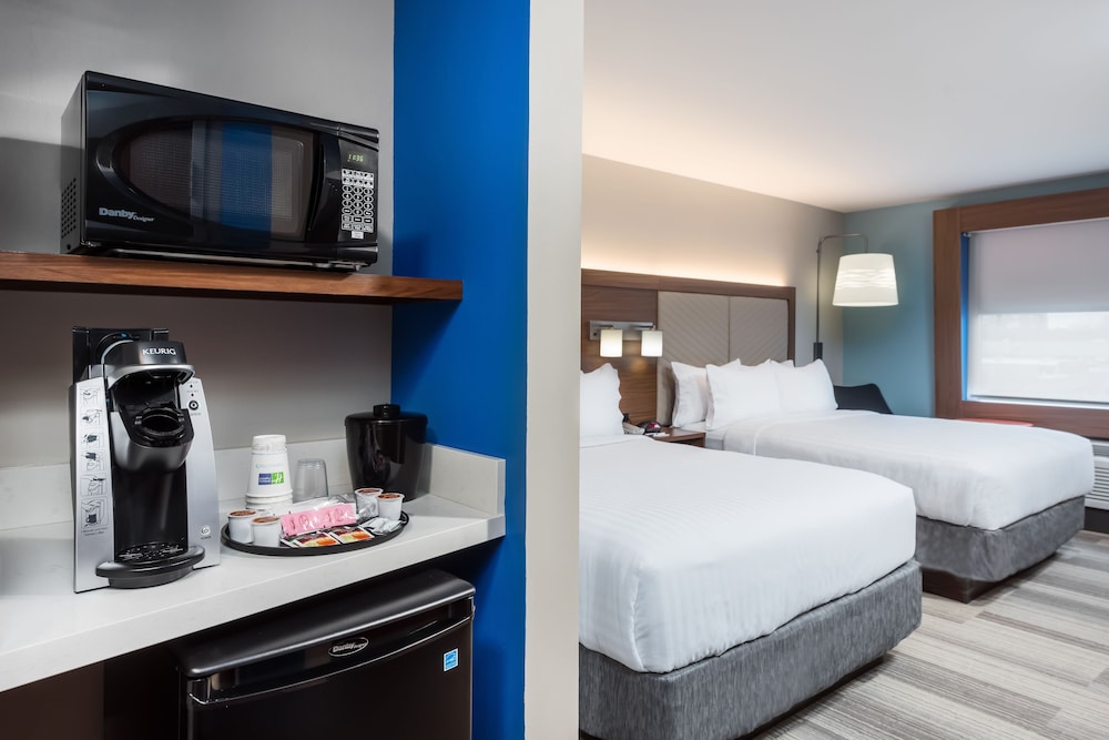 Standard Room, 2 Queen Beds - Photo 4