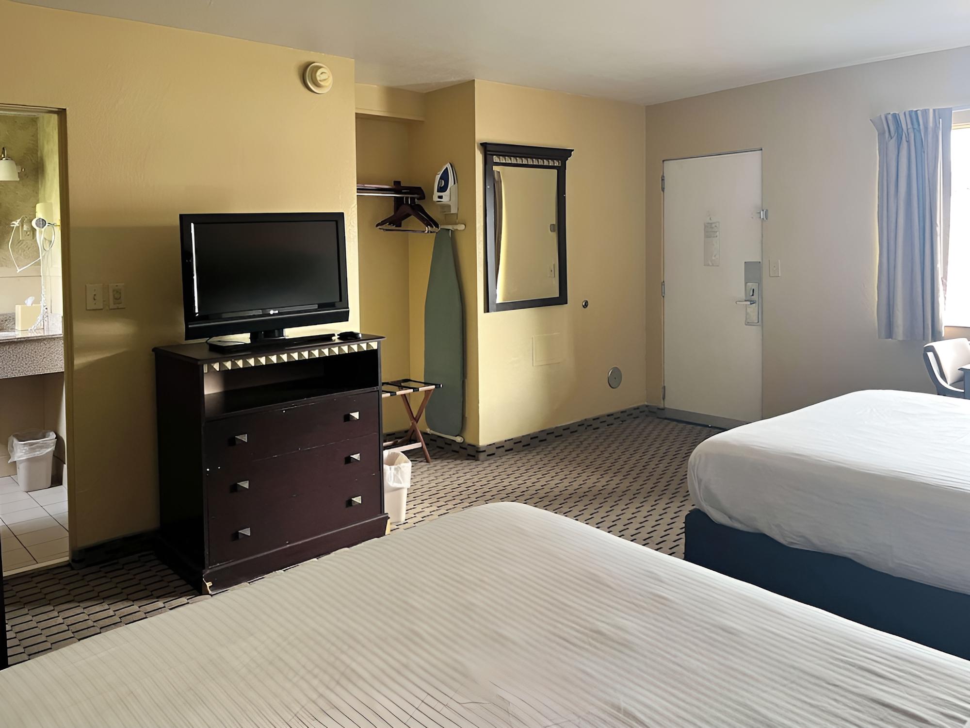 Standard Room, 2 Queen Beds, Non Smoking, Refrigerator & Microwave photo 2