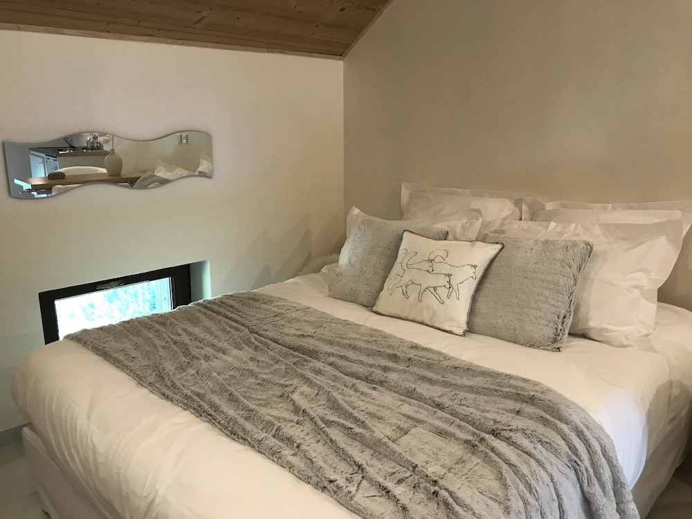 Superior Room, 1 Queen Bed (Aigle Blanc) photo 1