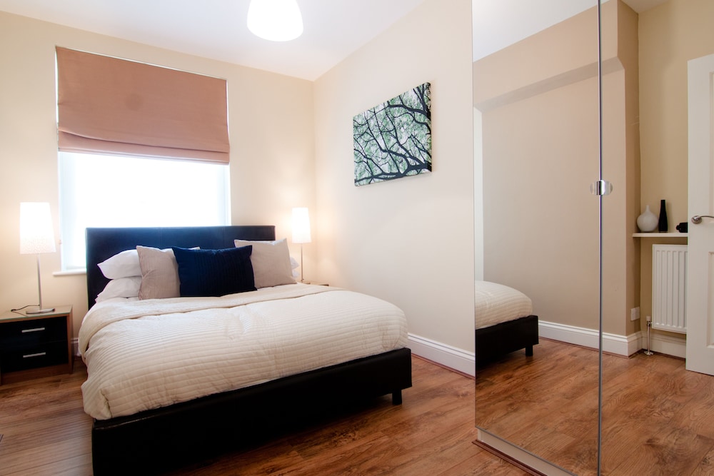 Luxury One Bedroom Apartment With Bath photo 2