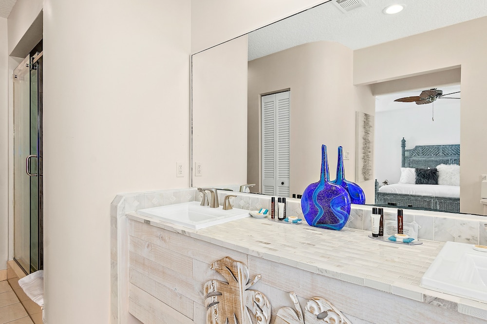 Panoramic Studio Suite, 1 King Bed with Sofa bed, Ocean View, Oceanfront photo 2