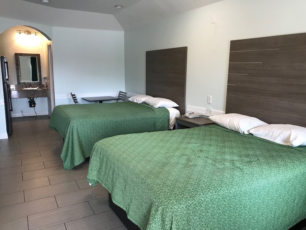 Standard Room, 2 Queen Beds, Smoking photo 1