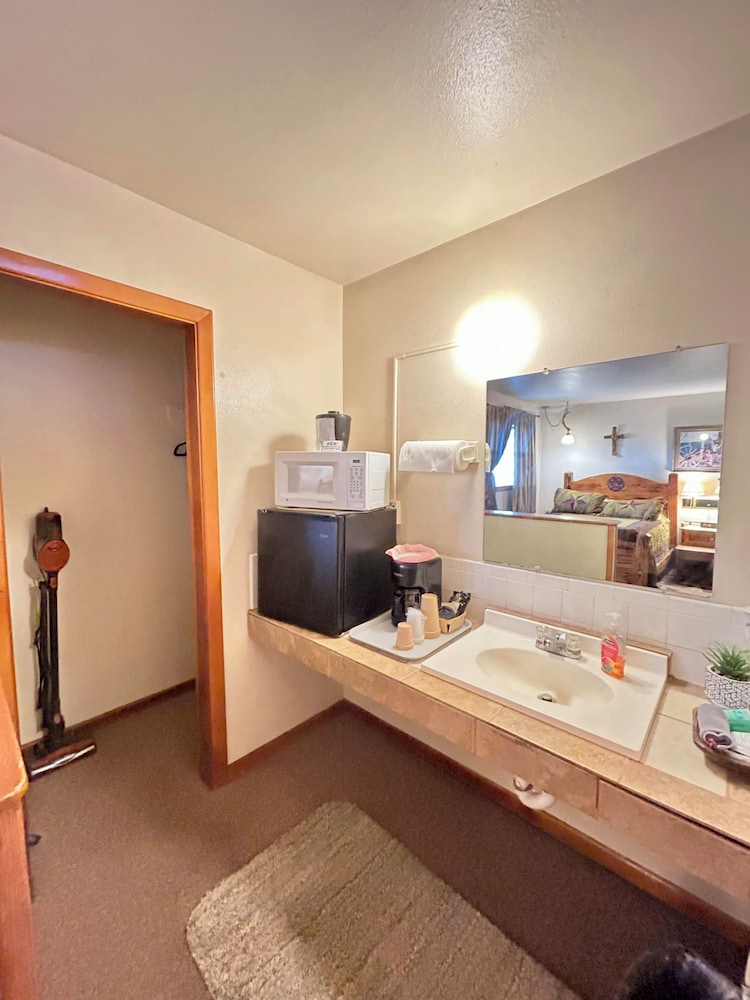 Suite #10, Deluxe Studio Suite, 2 Queen Beds, Kitchenette, Ground Floor photo 3