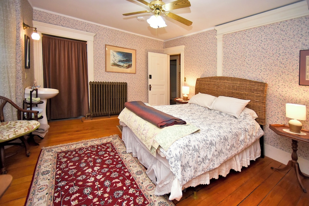 Classic Double Room, 1 Queen Bed, Balcony photo 2