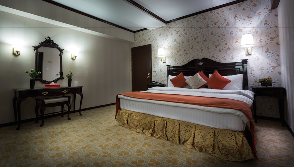 Suite, 3 Bedrooms - Photo 4