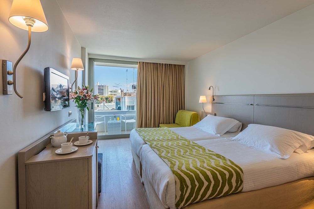 Room, Partial Sea View thumbnail 6