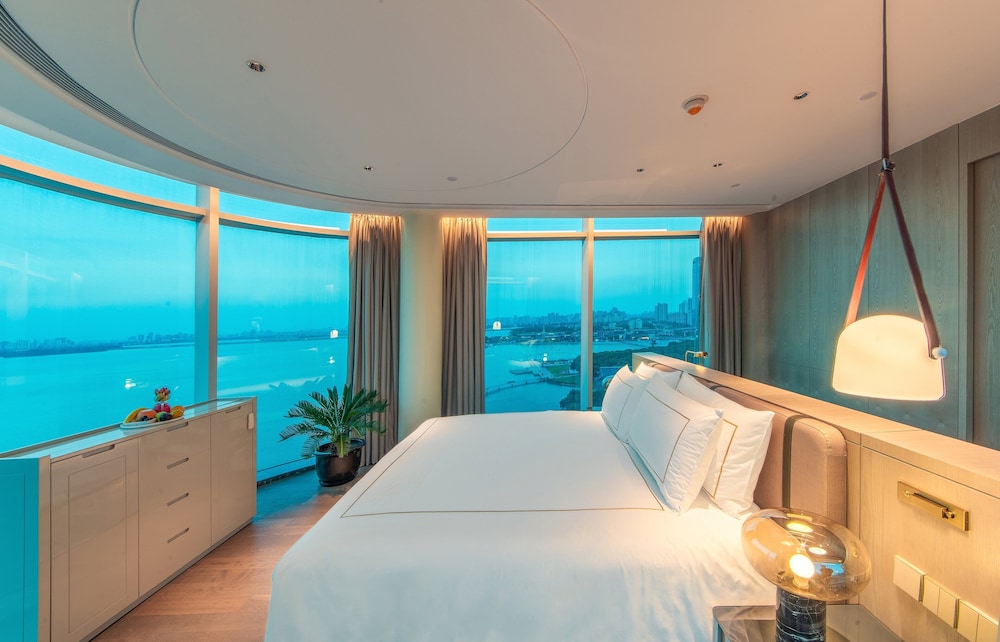 Suite, 1 King Bed, Club Lounge Access (Pilot, High Floor, Lounge Acc)