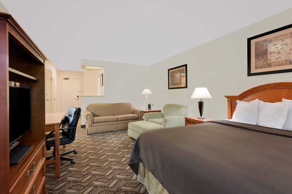 Standard Room, 1 Queen Bed with Sofa bed, Pool View photo 1