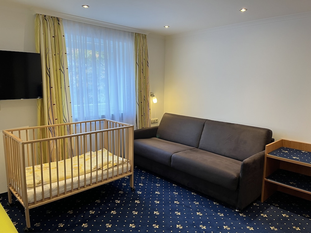 Superior Family Room - Photo 10
