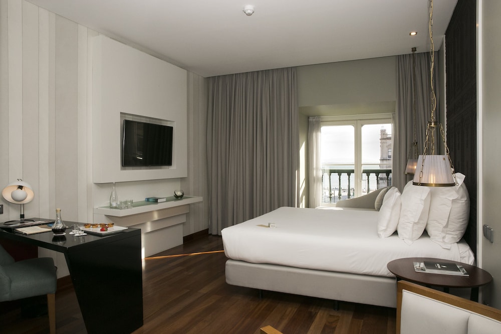 Premium Room (King Size Bed) thumbnail 5