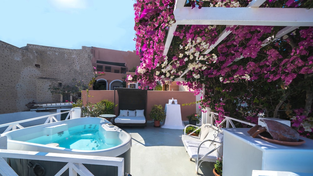 Blue & White Cave House, Caldera View, Outdoor Hot Tub (open Monday, Wednesday, Friday, and Sunday)