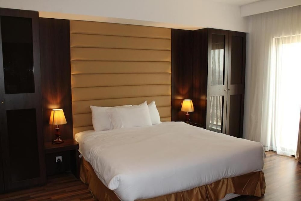 Suite, 2 Bedrooms, Sea View (Diplomatic,3 Single, 1 King) photo 3