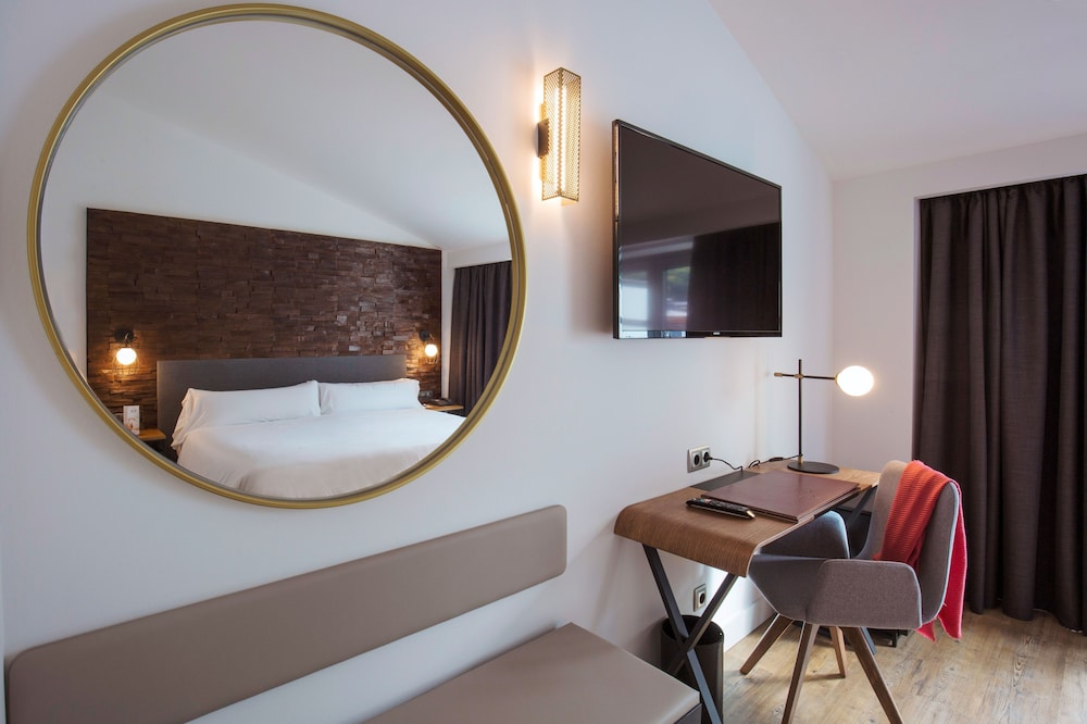 Deluxe Double Room, 1 King Bed, City View photo 3