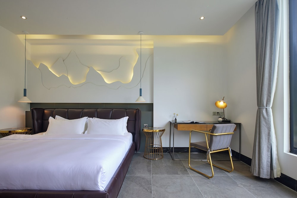 Deluxe Suite, 2 Bedrooms, Balcony, Mountain View photo 3
