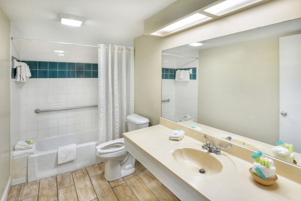 Ocean Suite Accessible - Photo 7