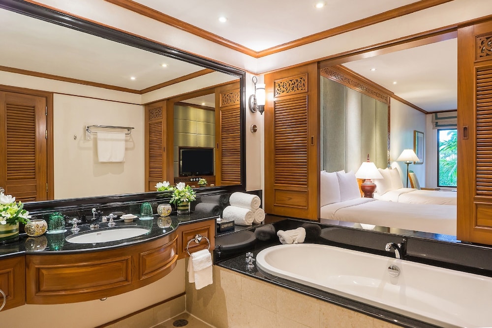 Room, 1 King Bed, Partial Sea View (Balcony) - Photo 4