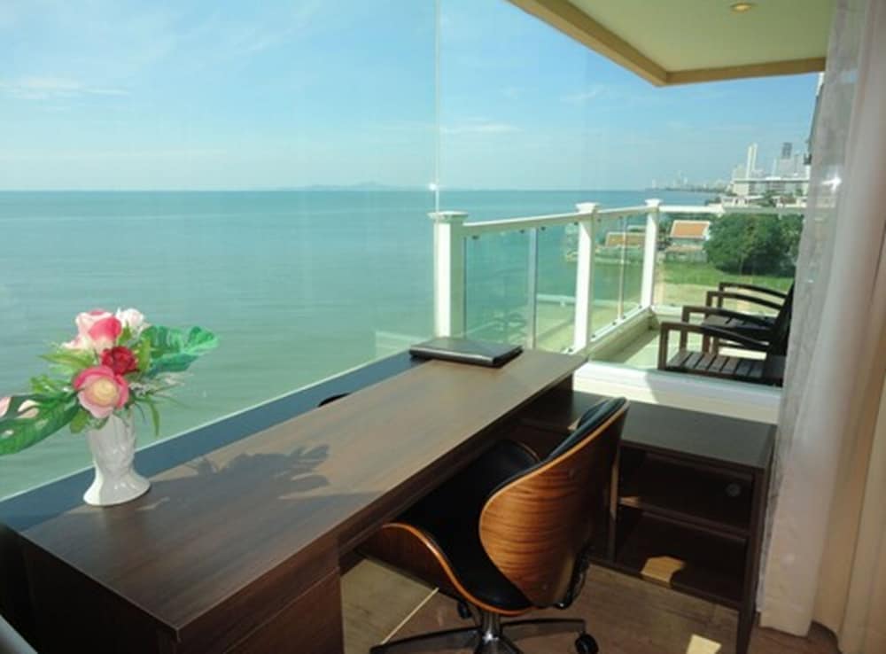 Executive Beach Front Ocean View photo 2
