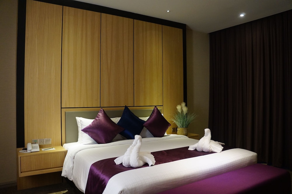 Premier Room, 1 King Bed photo 3
