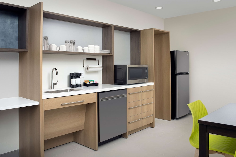 Suite, 1 King Bed, Accessible (Roll-In Shower) - Photo 3