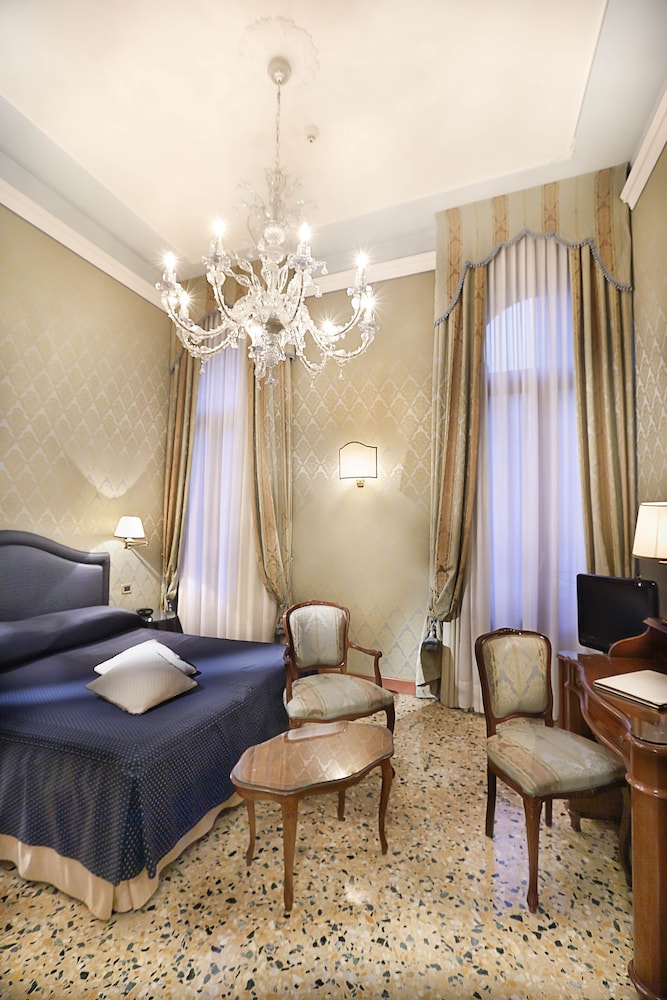 Junior Studio Suite, Canal View