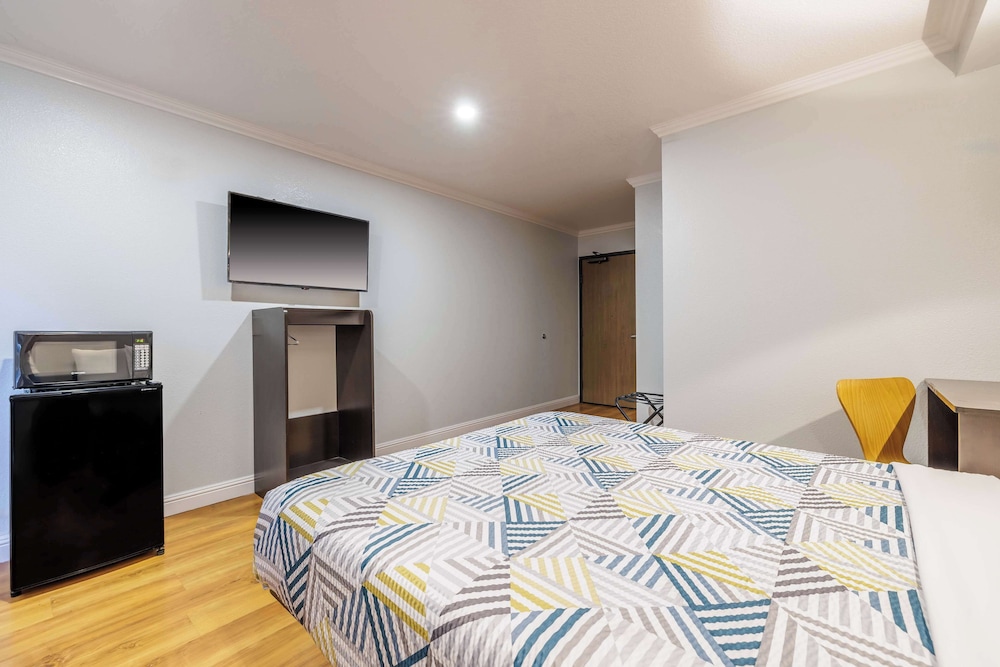 Deluxe Room, 1 Queen Bed, Accessible, Non Smoking photo 1