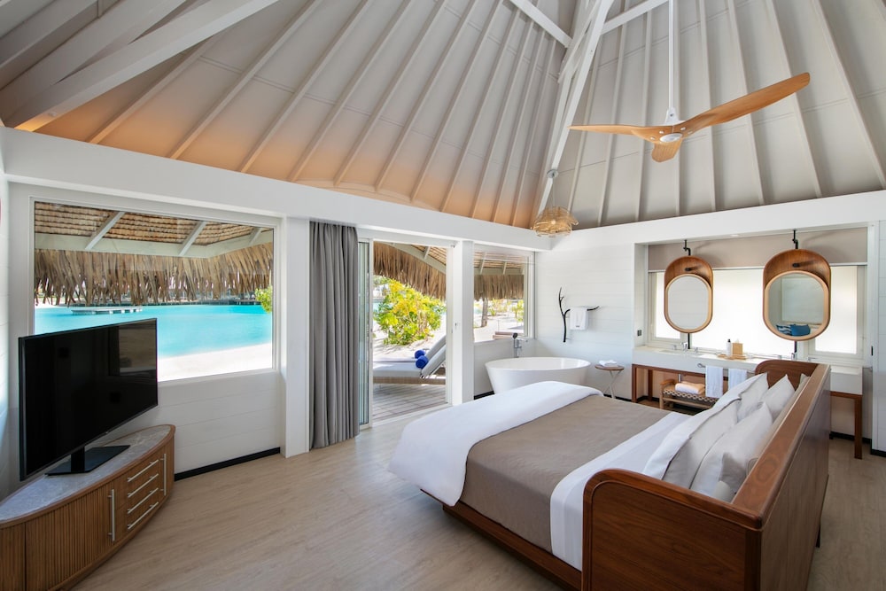 Suite, 1 King Bed, Lagoon View