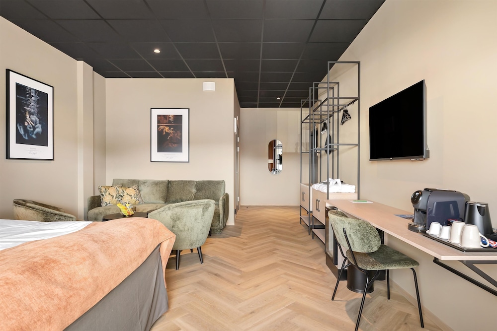 Junior Suite, 1 King Bed, Non Smoking photo 3