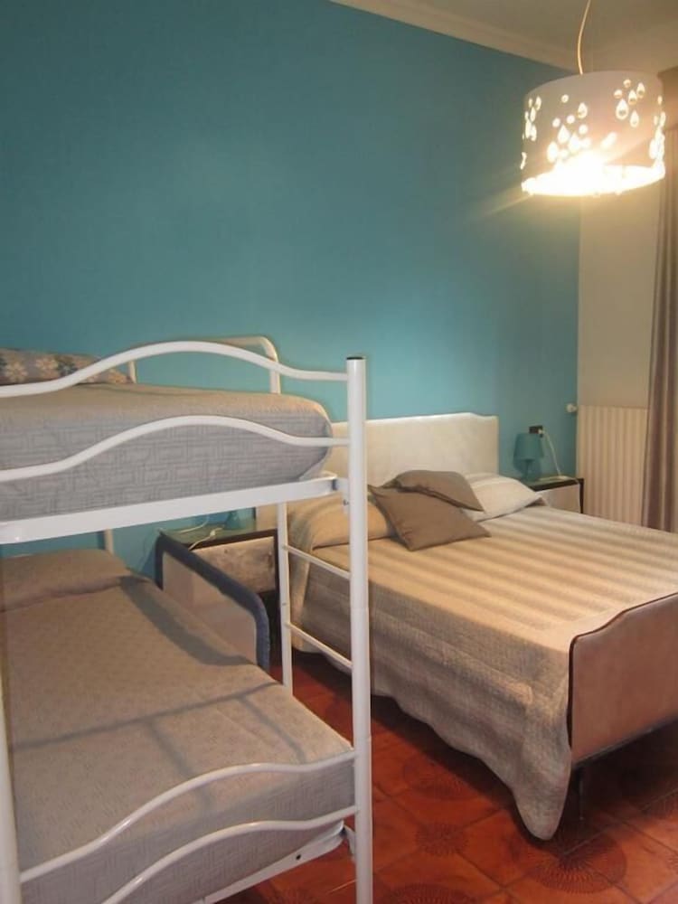 Quadruple Room (Blu) photo 1