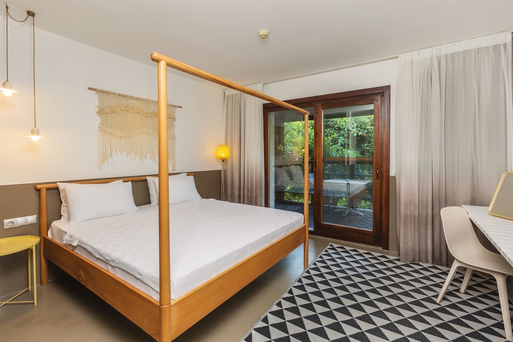 2 Bedroom Deluxe Room, Balcony, Pool View photo 1