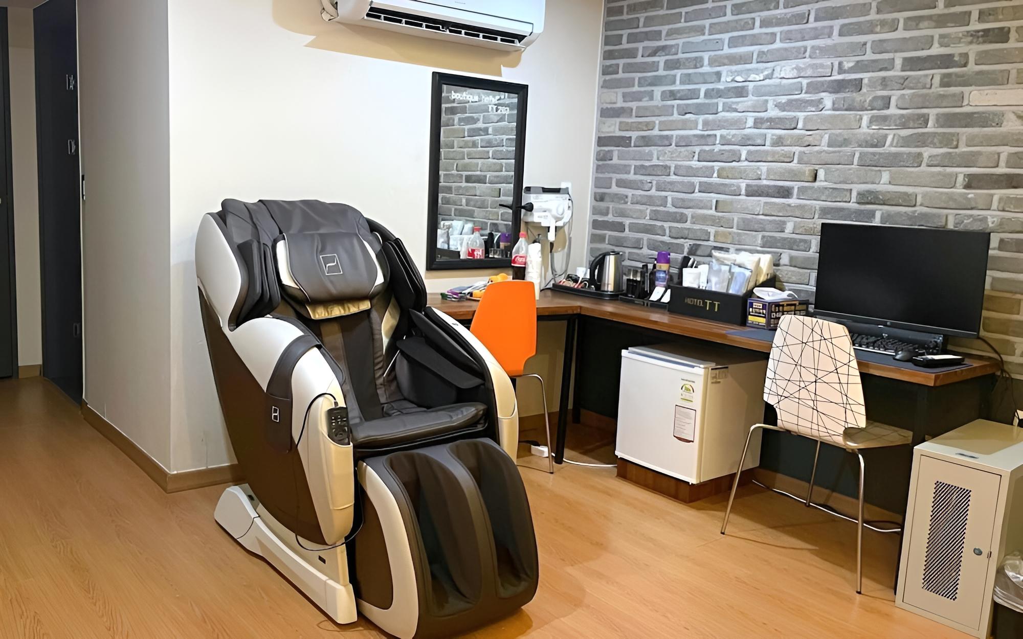 Room (VIP Room-Body Friend Massage Chair (N) - Photo 17