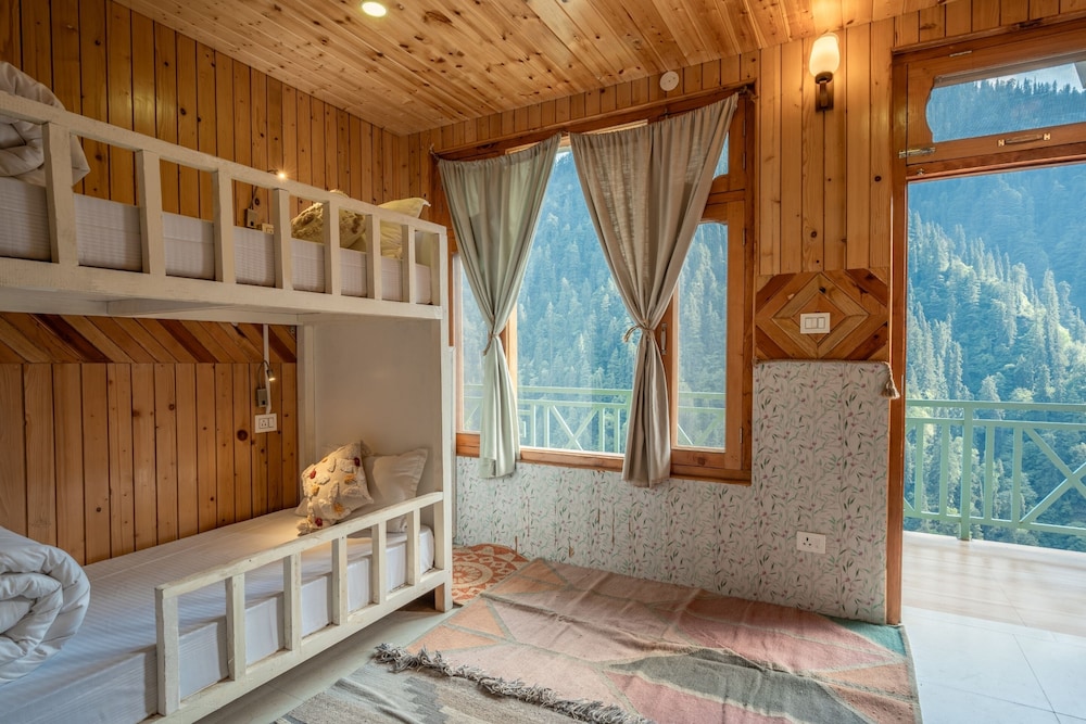 6-Bed Mixed Dorm with Shared Balcony photo 2