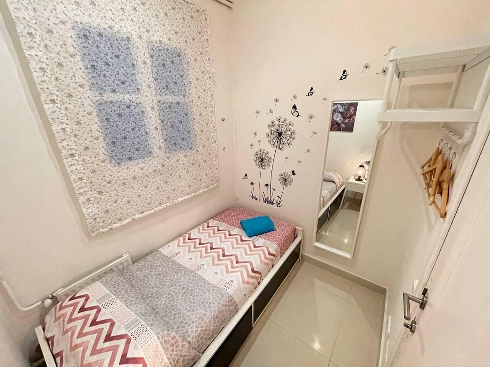 Single Room, Shared Bathroom photo 2