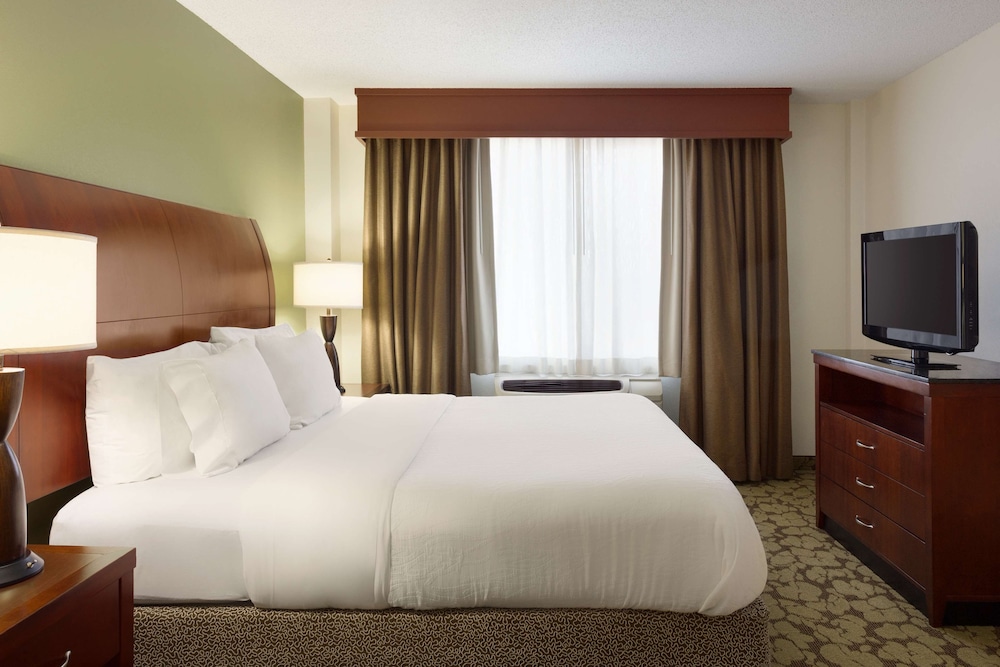 1 King Suite, Mobility/Hearing Accessible Bathtub - Photo 3