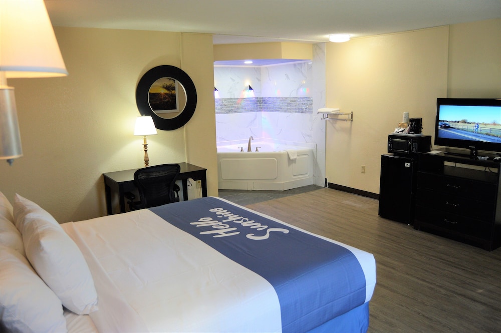 Deluxe Suite, 1 King Bed, Smoking - Photo 3