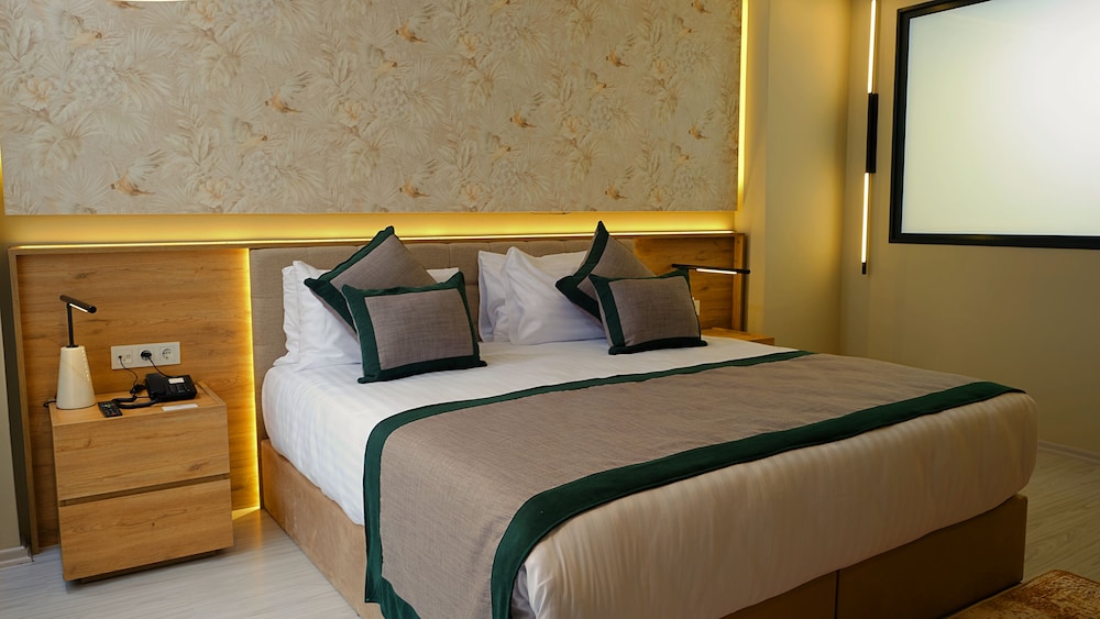 Family Room, 1 Queen Bed with Sofa bed, Non Smoking, City View photo 2