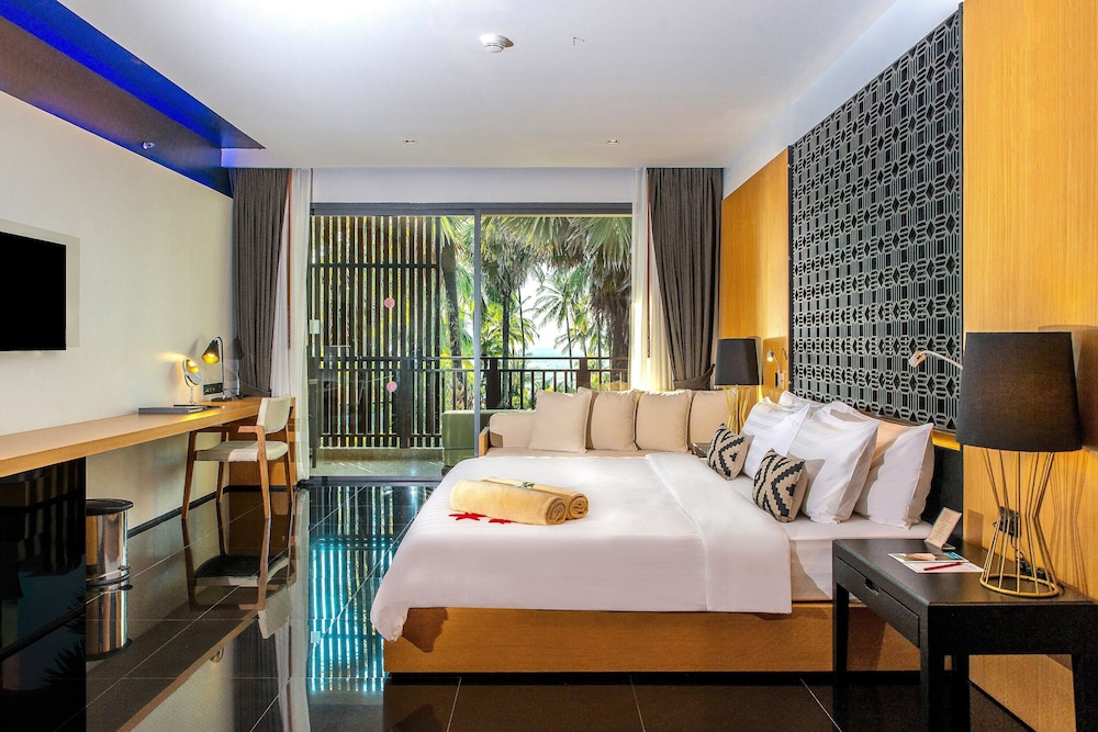 Deluxe Room, 1 King Bed (Jet Tub) - Photo 7
