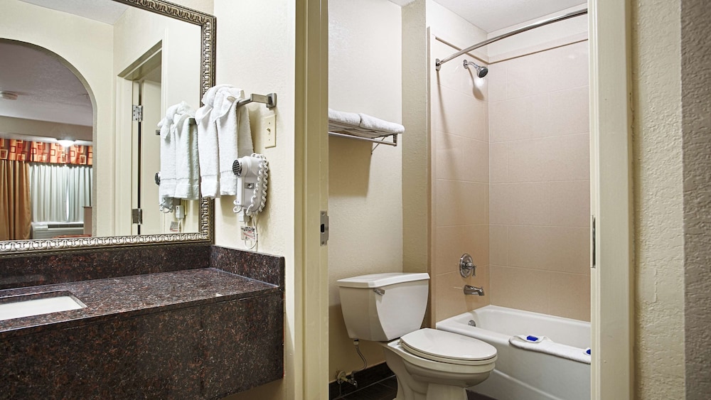 Standard Room, 1 King Bed, Non Smoking, Refrigerator & Microwave photo 2