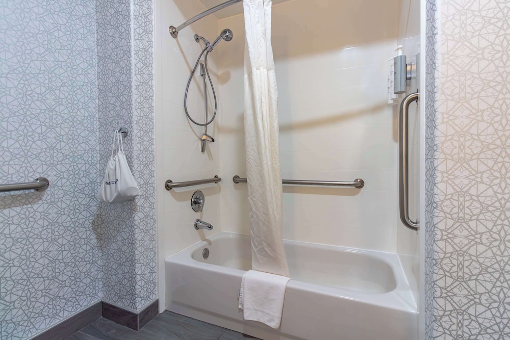 Room, 2 Queen Beds, Accessible, Non Smoking - Photo 6
