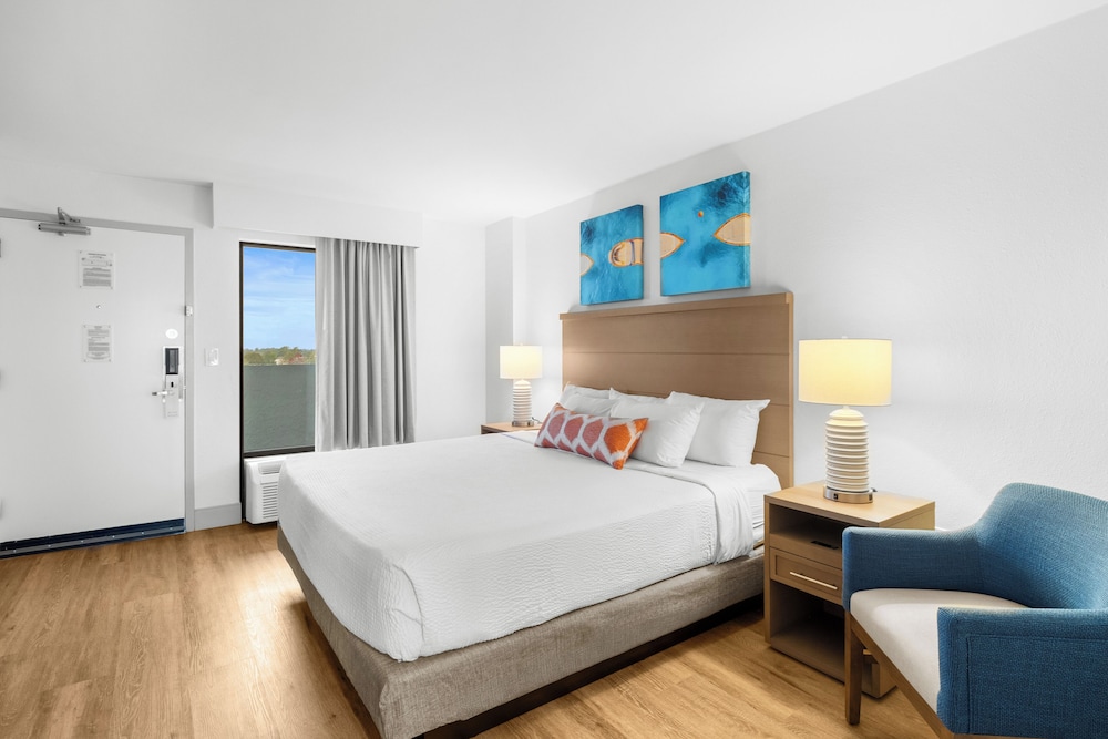 Deluxe Suite, 1 Bedroom, Oceanfront (King) photo 2