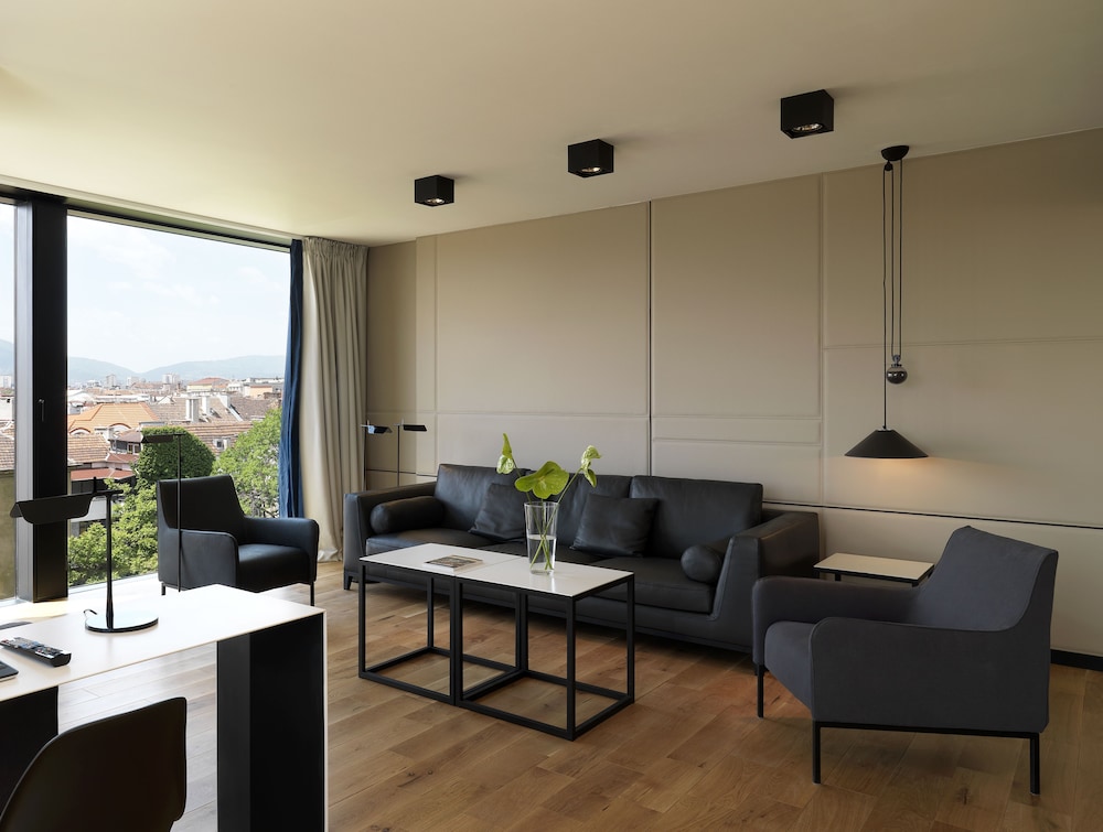 Suite (Sense) photo 3