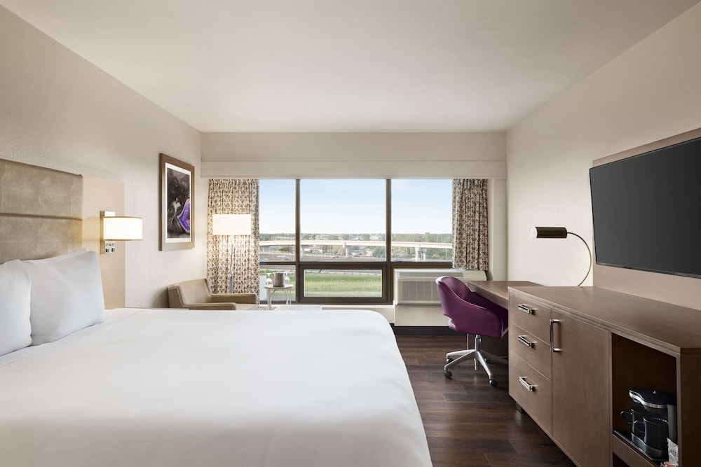 One King Bed, Non-Smoking, Accessible - Photo 2