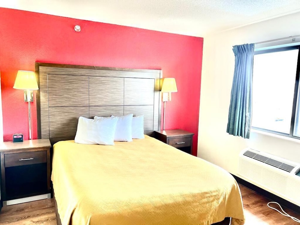 Standard Room, 1 Queen Bed, Non Smoking - Photo 1