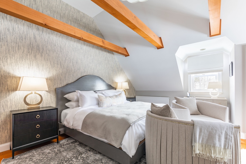 Carriage House King photo 1