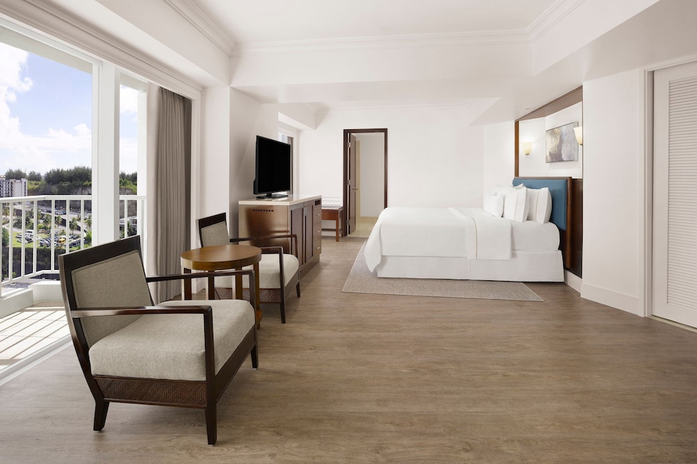 Executive Room, 1 King Bed, Corner - Photo 1
