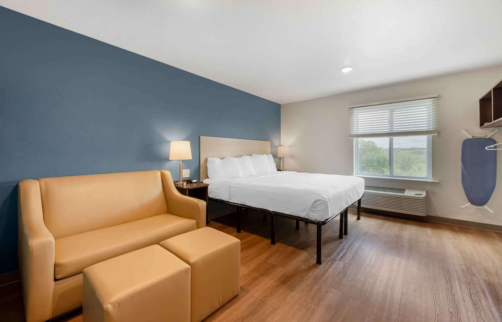 Deluxe Studio, 1 King Bed with Sofa bed, Non Smoking, Refrigerator & Microwave photo 3