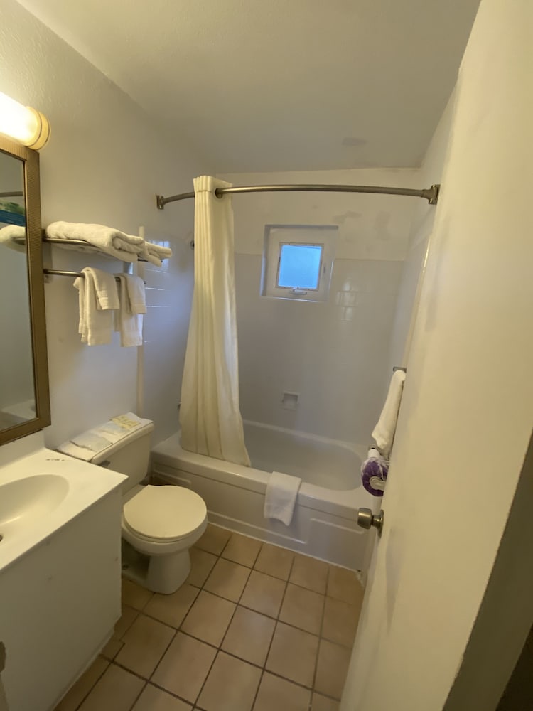 Standard Room, 1 Queen Bed - Photo 3